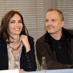 Miguel Bosé y Eugenia Silva presentan 'Barcelona da la cara por el Sida'