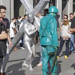 Mario Casas y Hugo Silva graban 'Las brujas de Zugarramurdi' en la Puerta del Sol de Madrid