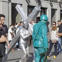 Mario Casas y Hugo Silva graban 'Las brujas de Zugarramurdi' en la Puerta del Sol de Madrid