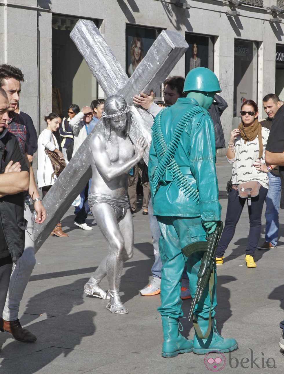 Mario Casas y Hugo Silva graban 'Las brujas de Zugarramurdi' en la Puerta del Sol de Madrid