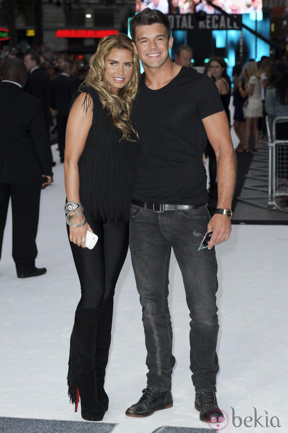 Leandro Penna y Katie Price en el estreno del filme 'Total Recall'