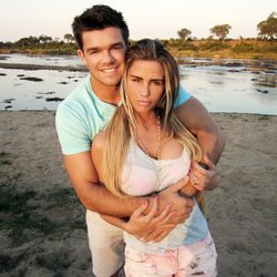 Leandro Penna y Katie Price celebrando su compromiso en África