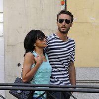 Raquel del Rosario y su novio Pedro Castro pasean agarrados con gafas de sol