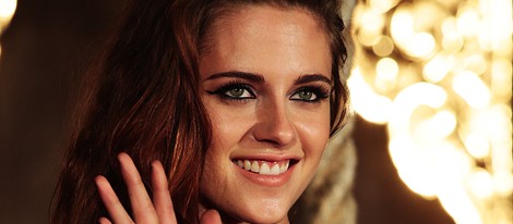 Kristen Stewart saluda sonriente en la promoción de 'Amanecer. Parte 2'