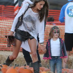 Alessandra Ambrosio con su hija Anja disfrutando de las calabazas