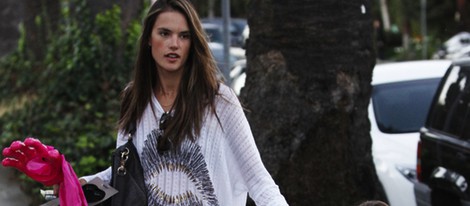 Alessandra Ambrosio en el Pumpkin Patch de Hollywood con su hija