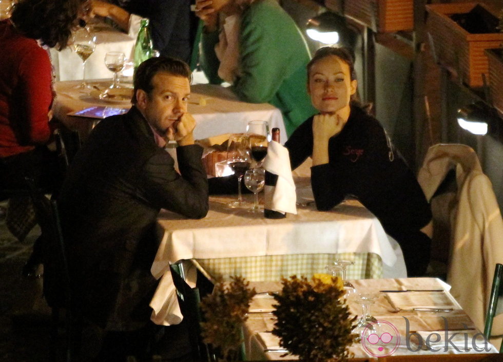 Olivia Wilde y Jason Sudeikis muy compenetrados en un restaurante italiano en Roma