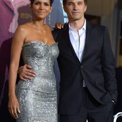 Halle Berry posa agarrada a Olivier Martínez en el estreno de 'Cloud Atlas'