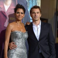 Halle Berry posa agarrada a Olivier Martínez en el estreno de 'Cloud Atlas'