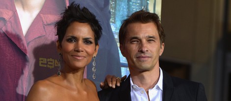 Halle Berry posa agarrada a Olivier Martínez en el estreno de 'Cloud Atlas'