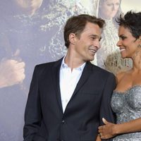 Halle Berry intercambia mirada con Olivier Martínez en el estreno de 'Cloud Atlas'