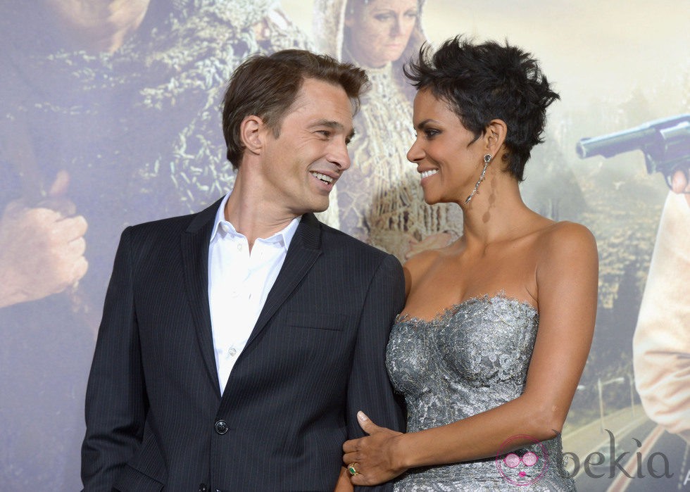 Halle Berry intercambia mirada con Olivier Martínez en el estreno de 'Cloud Atlas'