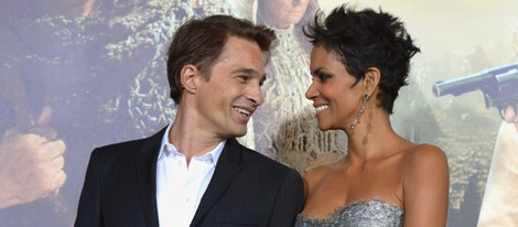 Halle Berry intercambia mirada con Olivier Martínez en el estreno de 'Cloud Atlas'