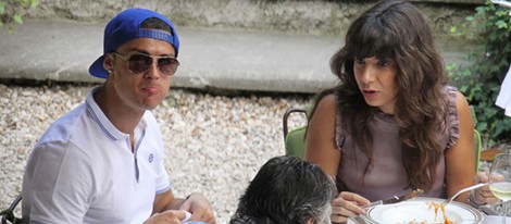 Cristiano Ronaldo disfrutando de una comida en una terraza de Roma