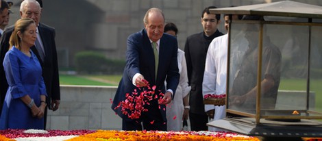 El Rey Juan Carlos homenajea a Gandhi durante su viaje oficial a la India