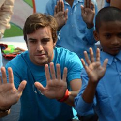 Fernando Alonso con los niños de una escuela de la India