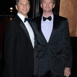 Neil Patrick Harris y David Burtka en el 50 cumpleaños de David Furnish