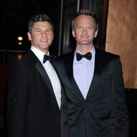 Neil Patrick Harris y David Burtka en el 50 cumpleaños de David Furnish