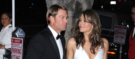 Elizabeth Hurley y Shane Warne en el 50 cumpleaños de David Furnish