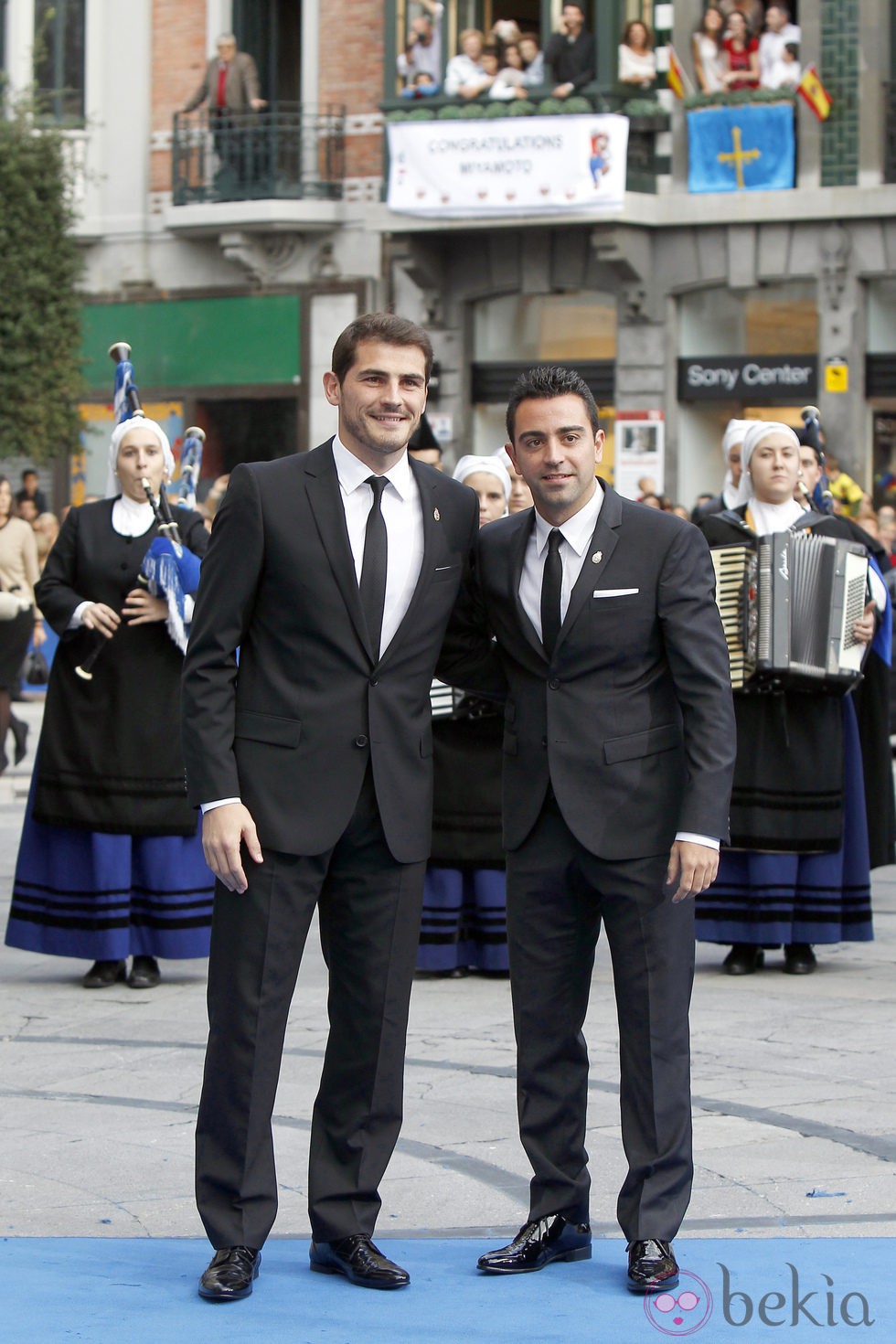 Iker Casillas y Xavi Hernández en la entrega de los Premios Príncipe de Asturias 2012