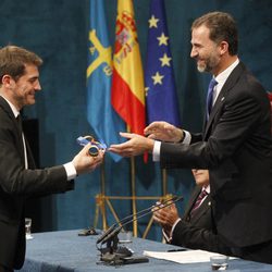 Iker Casillas recogiendo el Premio Príncipe de Asturias 2012