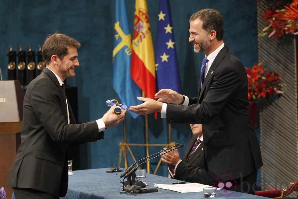 Iker Casillas recogiendo el Premio Príncipe de Asturias 2012