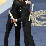 Iker Casillas y Xavi Hernández abrazándose en los Premios Príncipe de Asturias 2012