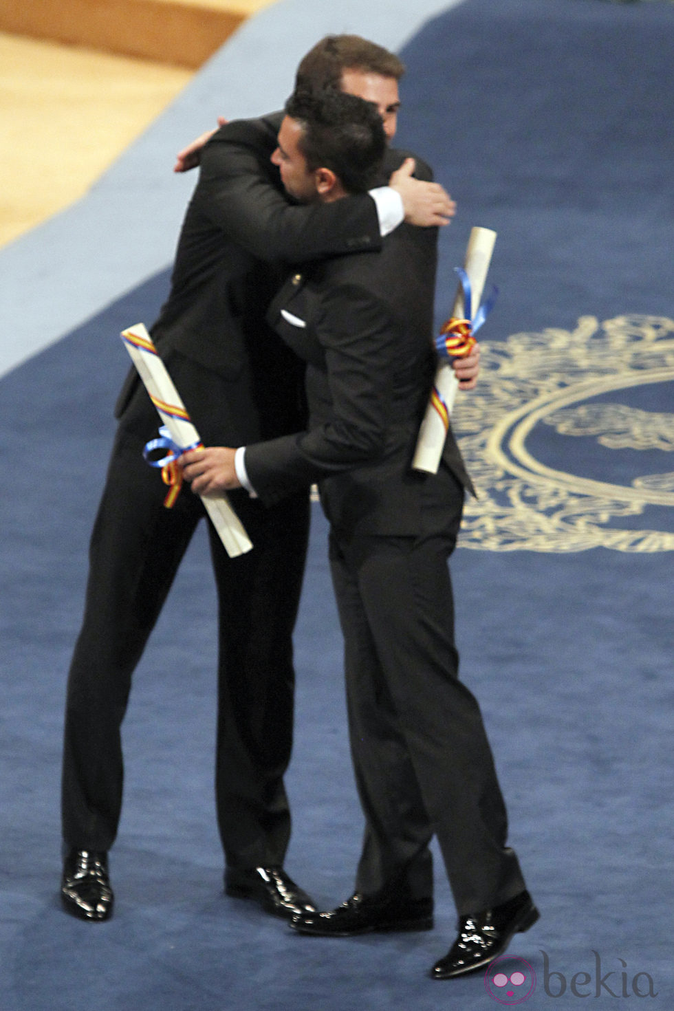 Iker Casillas y Xavi Hernández abrazándose en los Premios Príncipe de Asturias 2012