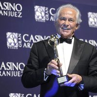 Palomo Linares posando junto a su Antena de Oro 2012