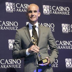 Ramón Fuentes posando con su Premio Antena de Oro 2012