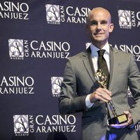 Ramón Fuentes posando con su Premio Antena de Oro 2012