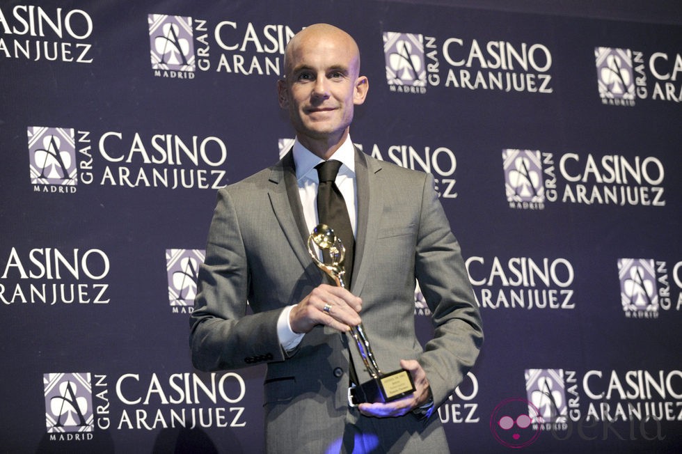 Ramón Fuentes posando con su Premio Antena de Oro 2012