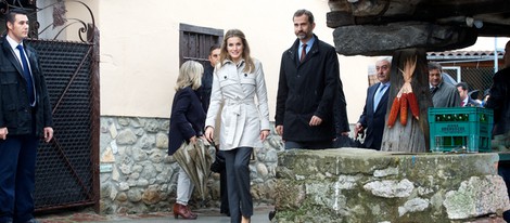 Los Príncipes Felipe y Letizia paseando por el Pueblo Ejemplar de Bueño