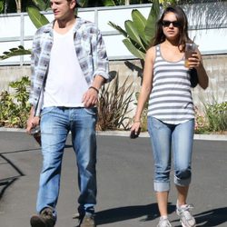 Mila Kunis y Ashton Kutcher pasean su amor entre rumores de embarazo