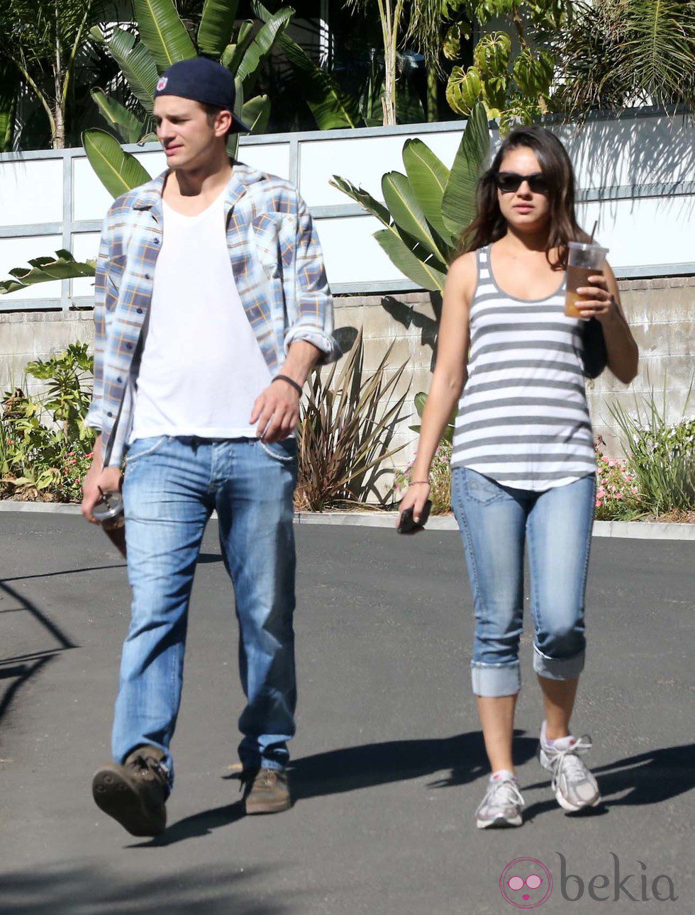 Mila Kunis y Ashton Kutcher pasean su amor entre rumores de embarazo