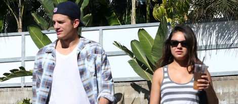 Mila Kunis y Ashton Kutcher pasean su amor entre rumores de embarazo