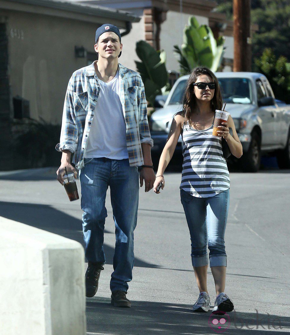 Ashton Kutcher y Mila Kunis con una sospechosa barriguita