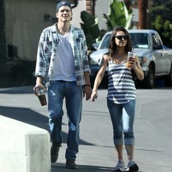 Ashton Kutcher y Mila Kunis con una sospechosa barriguita