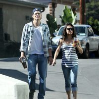 Ashton Kutcher y Mila Kunis con una sospechosa barriguita