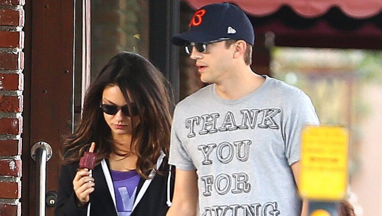 Mila Kunis y Ashton Kutcher comiendo un helado mientras pasean