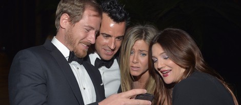 Will Kopelman, Justin Theroux, Jennifer Aniston y Drew Barrymore ven fotos en la Gala Lacmar 2012