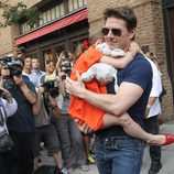 Tom Cruise con su hija Suri en brazos 