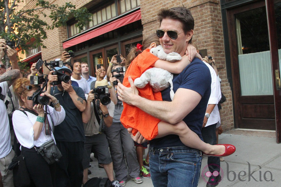 Tom Cruise con su hija Suri en brazos 