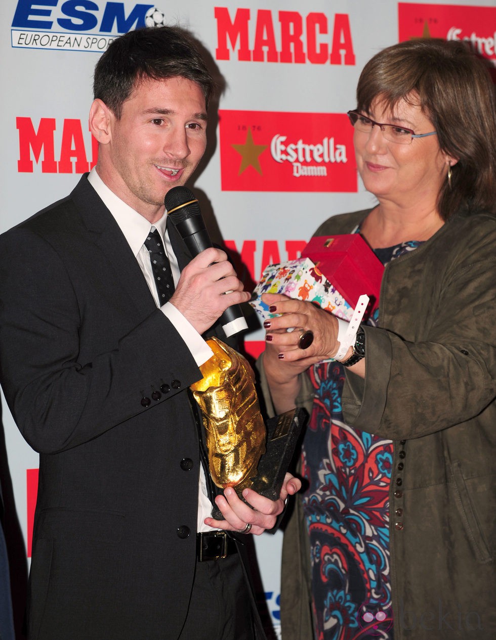 Olga Viza y Leo Messi en la ceremonia de entrega de la Bota de Oro 2012