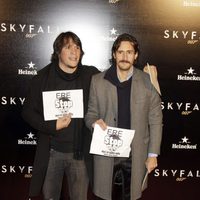 Sergio Peris Mencheta y Juan Diego Botto en el estreno de 'Skyfall' en Madrid