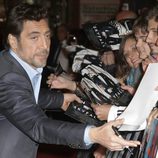 Javier Bardem firmando autógrafos en el estreno de 'Skyfall' en Madrid