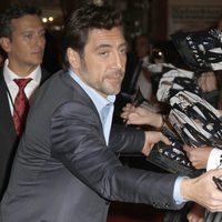 Javier Bardem firmando autógrafos en el estreno de 'Skyfall' en Madrid