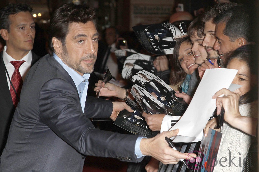 Javier Bardem firmando autógrafos en el estreno de 'Skyfall' en Madrid