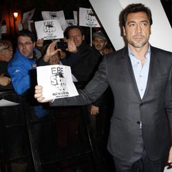 Javier Bardem apoya a los trabajadores del Teatro Español en el estreno de 'Skyfall' en Madrid