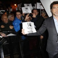 Javier Bardem apoya a los trabajadores del Teatro Español en el estreno de 'Skyfall' en Madrid